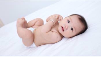 Trẻ sơ sinh nằm gối khi nào? có nên cho trẻ sơ sinh nằm gối hay không?
