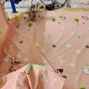 Cắt vải may nệm chống thấm cho bé hưu cao cổ màu hồng 130x130px