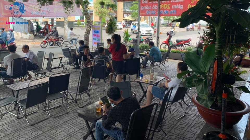 Không gian bên ngoài quán cà phê Liga 25A Trịnh Đình Thảo